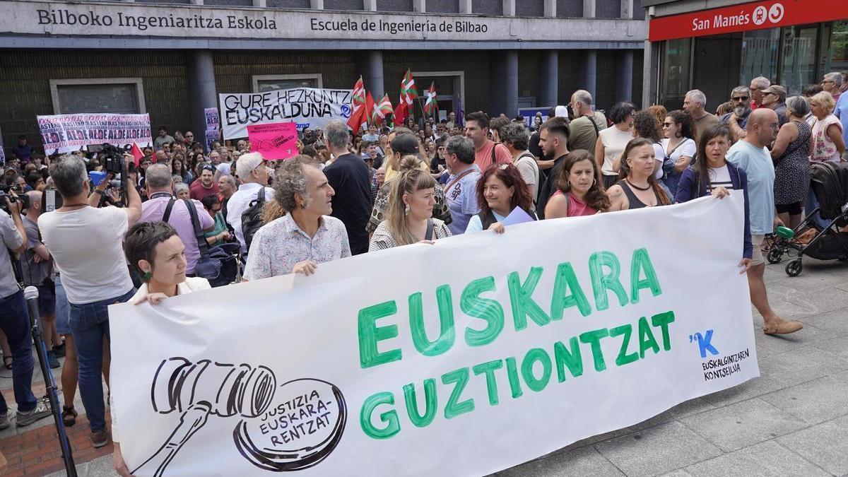 Concentración en Bilbao contra la anulación judicial de las notas de euskera de la PAU.
