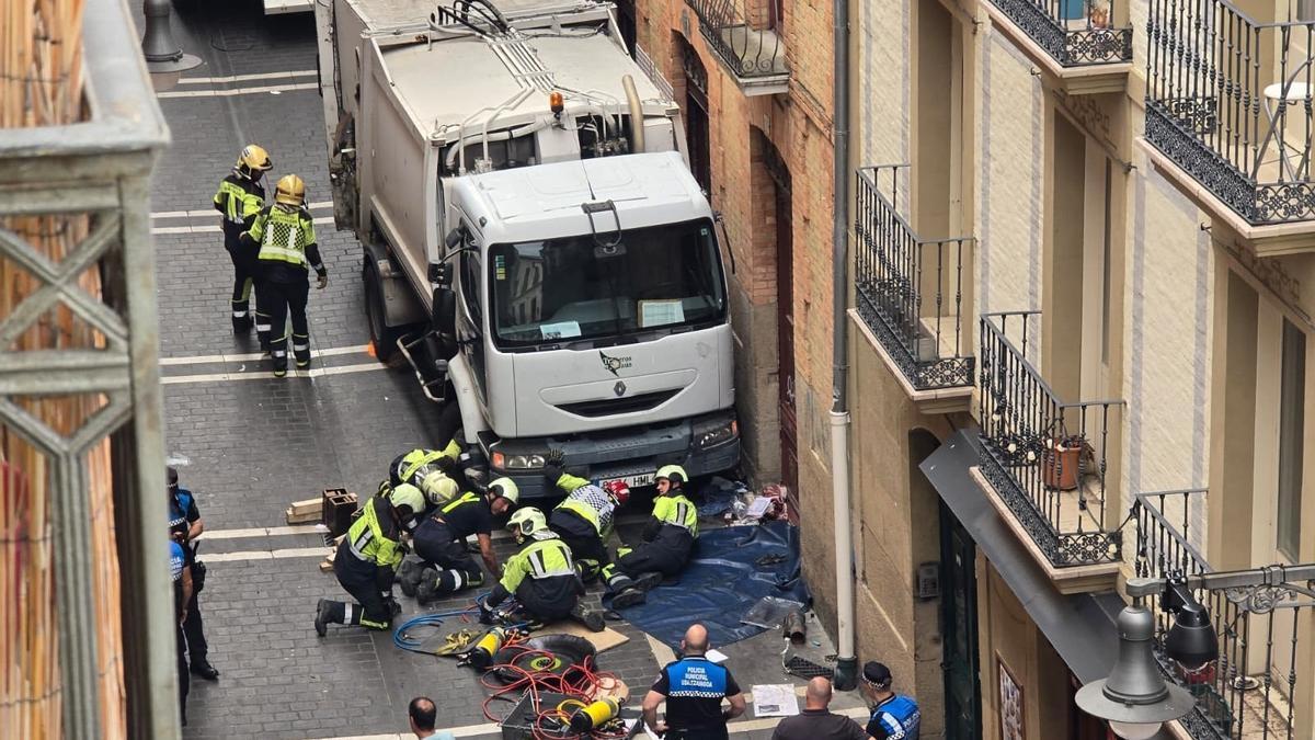 Un camión de la basura atropella a varias personas al perder el control en la plaza Navarrería de Pamplona.
