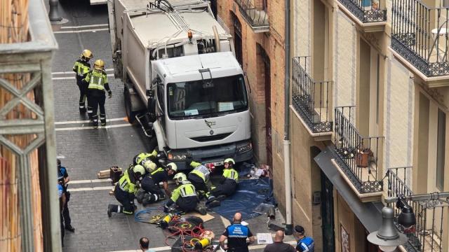 Un camión de la basura atropella a varias personas al perder el control en la plaza Navarrería de Pamplona.