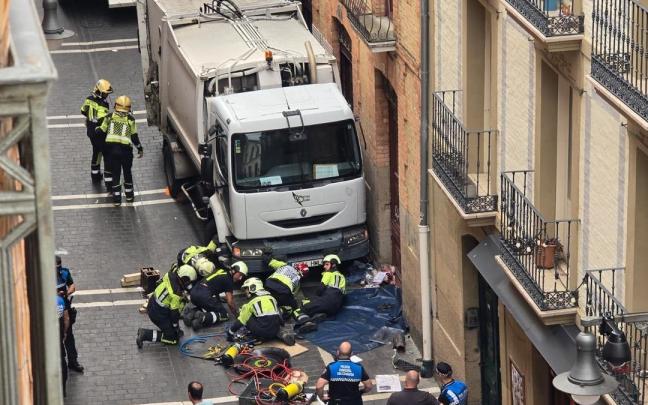 Un camión de la basura atropella a varias personas al perder el control en la plaza Navarrería de Pamplona.