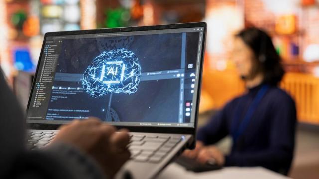 Recreación de un cerebro humano con las siglas de la IA en un ordenador.