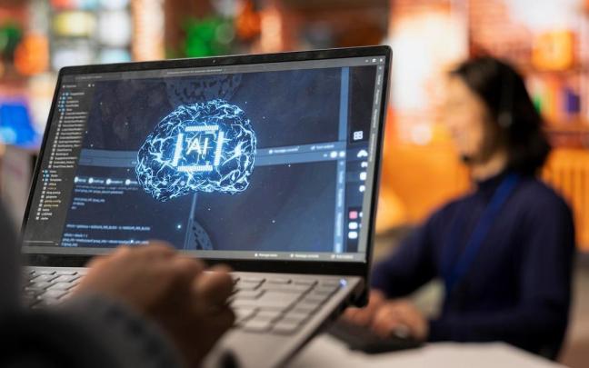 Recreación de un cerebro humano con las siglas de la IA en un ordenador.