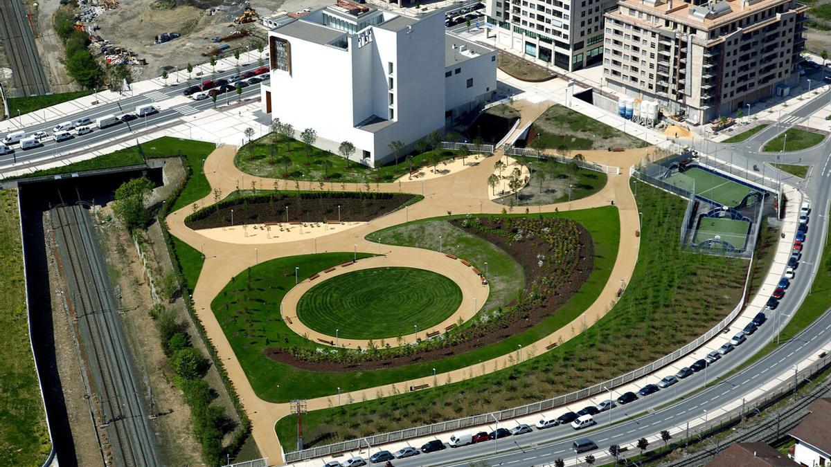 Jardín de la Memoria con la trinchera de Adif, a la izquierda, que quedará tapada en el futuro.