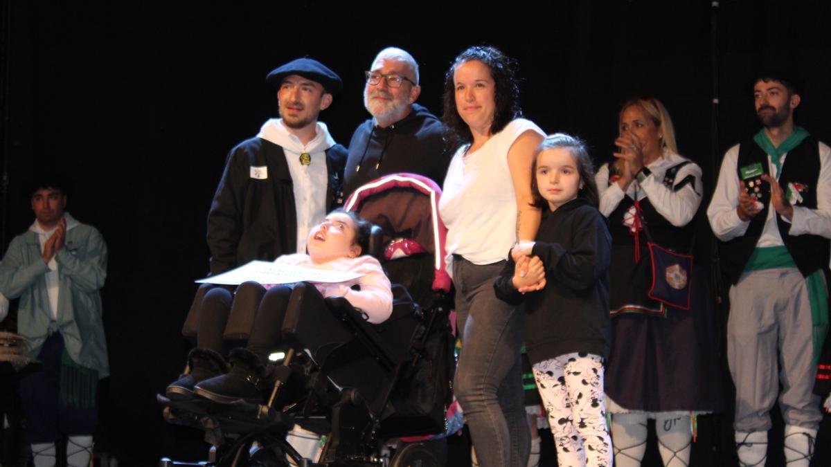 La pequeña Laia con su familia ha recibido este domingo el cheque solidario de fiestas de Basauri