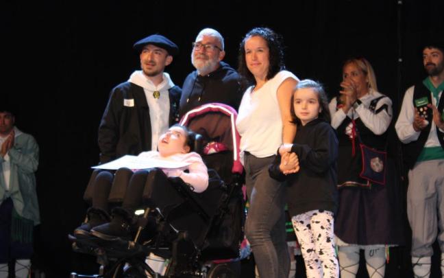 La pequeña Laia con su familia ha recibido este domingo el cheque solidario de fiestas de Basauri