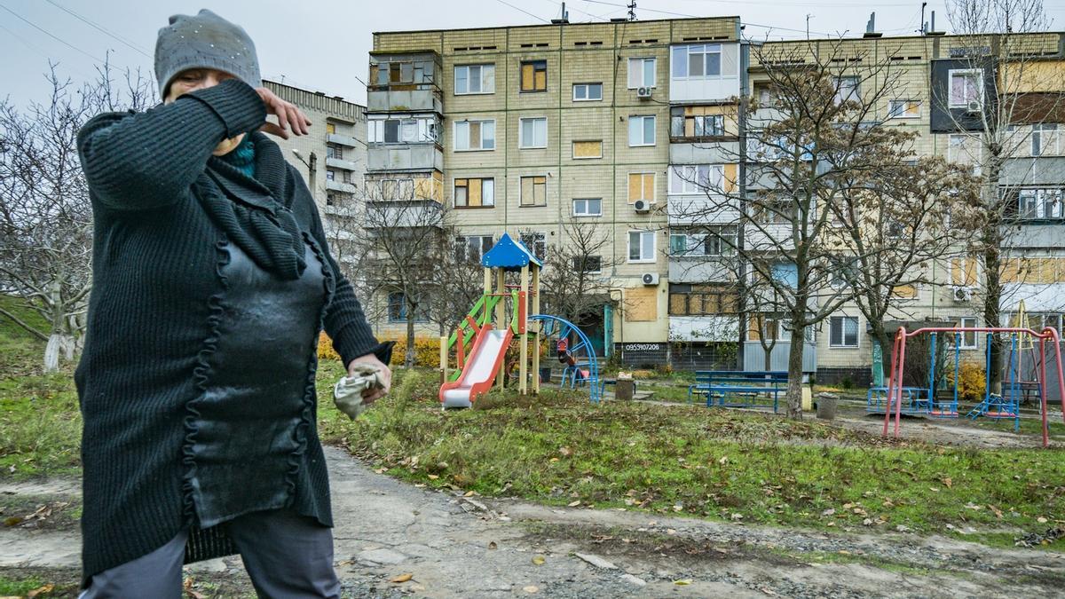 Una mujer llora después de un ataque ruso sobre Zaporiyia.