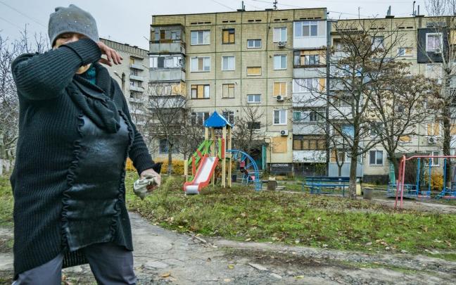 Una mujer llora después de un ataque ruso sobre Zaporiyia.