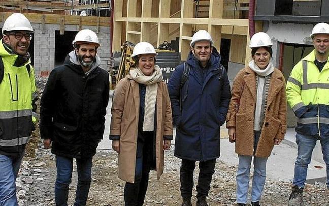 Los responsables municipales, junto a los arquitectos. | FOTO: A.M. Los responsables municipales, junto a los arquitectos. | FOTO: A.M.