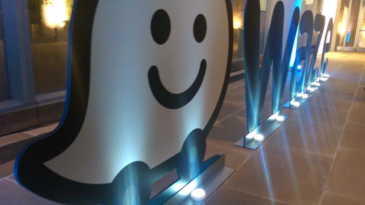 El fantasma logotipo del navegador Waze.