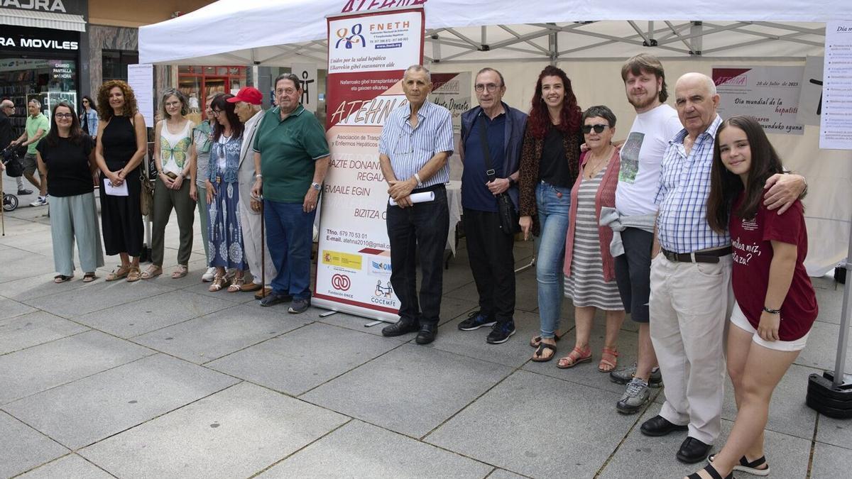 Miembros de la Asociación de Personas Trasplantadas y Enfermas Hepáticas de Navarra (Atehna), junto a pacientes y responsables de Sare y Comisión Ciudadana Antisida.