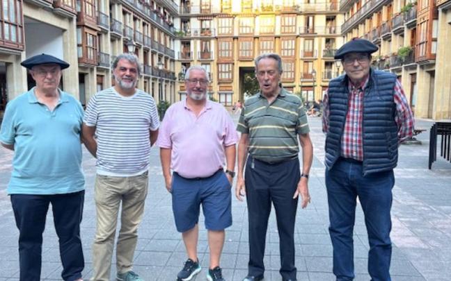 Representantes de la Asociación de los Chapelaundis del Bidasoa y de la Sociedad Cultural Coro Ametsa.