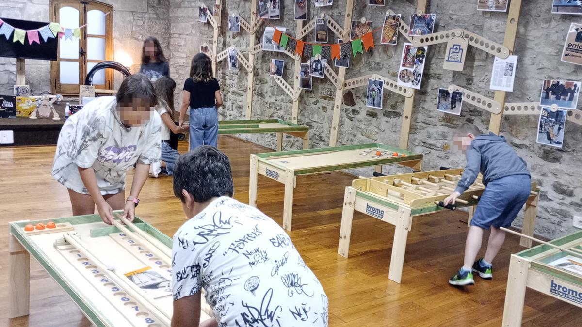 Juegos de madera en el local de Kroma