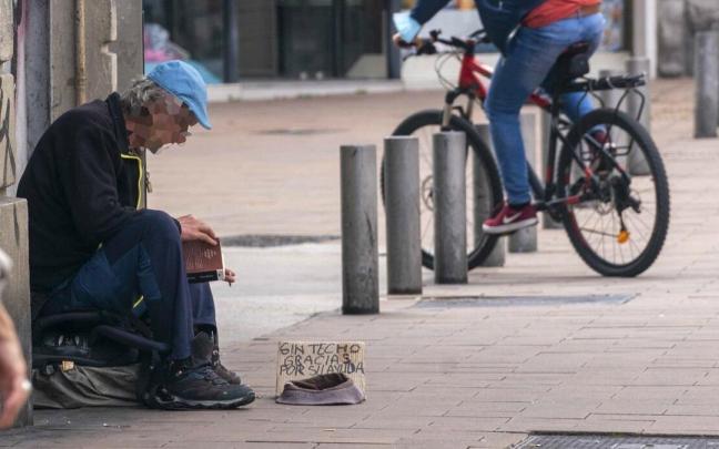 Una persona pide limosna en la calle. Una persona pide limosna en la calle.