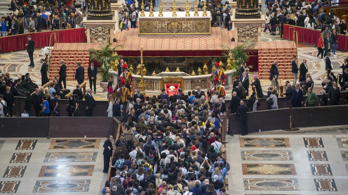 Largas colas en el Vaticano para despedir al Papa Francisco