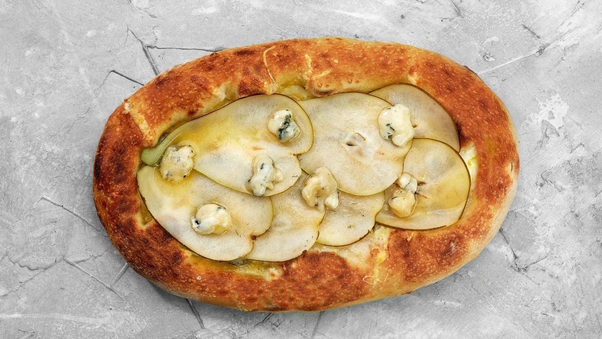 Una tarta de hojaldre con peras y queso. Una tarta de hojaldre con peras y queso.