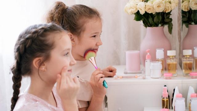 Niñas haciéndose el ‘skincare’.