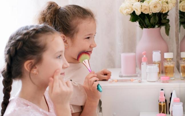 Niñas haciéndose el ‘skincare’.