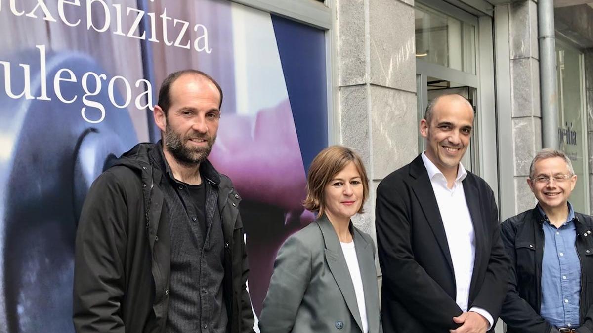 Nagore Alkorta, Azpeitiko alkatea, ireki berri den Etxebizitza Bulegoan.