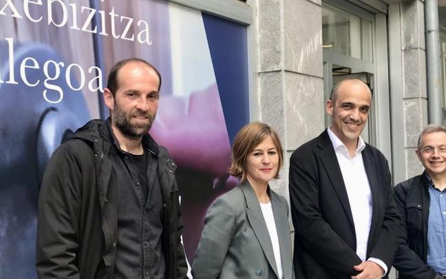 Nagore Alkorta, Azpeitiko alkatea, ireki berri den Etxebizitza Bulegoan.