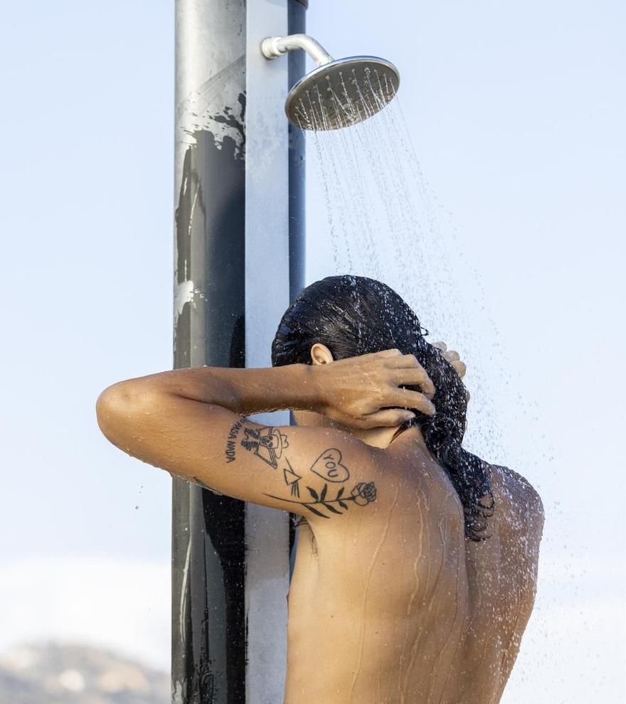 Hombre duchándose al aire libre