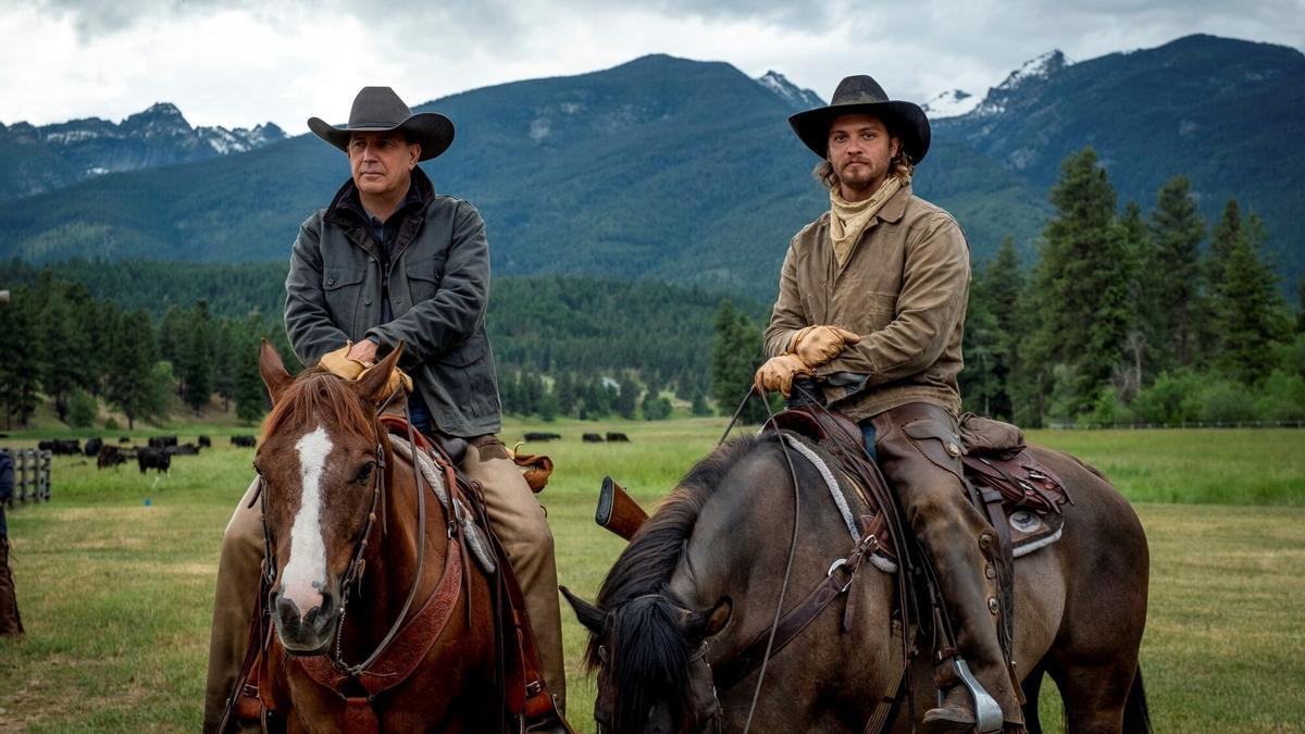 Kevin Costner y Luke Grimes durante una escena de la serie ‘Yellowstone’.