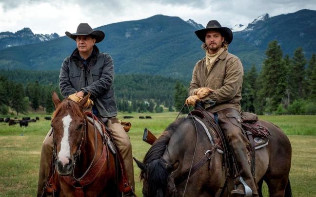 Kevin Costner y Luke Grimes durante una escena de la serie ‘Yellowstone’.
