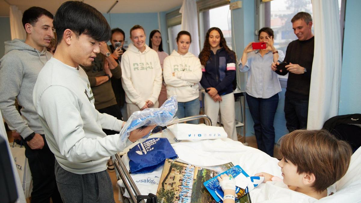 La Real Sociedad lleva alegría al Hospital Donostia con una visita especial. / N.G.