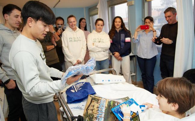 La Real Sociedad lleva alegría al Hospital Donostia con una visita especial. / N.G.