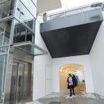 Una mujer sale del pasadizo del tren en Herrera.