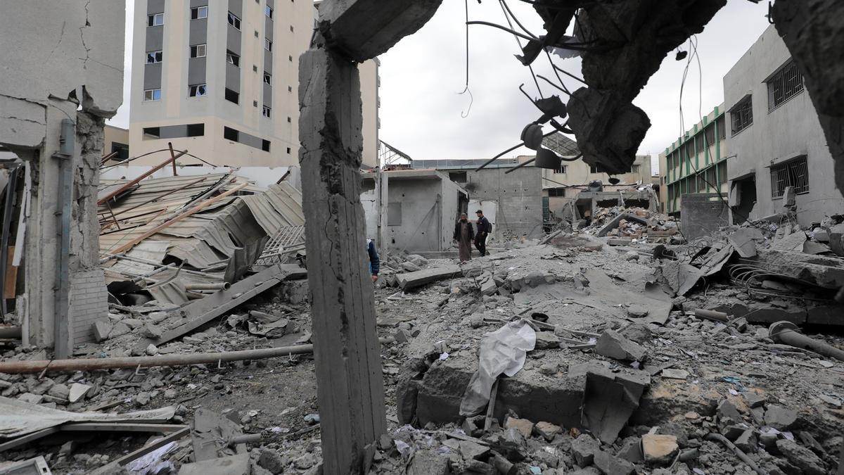 Al menos ocho muertos en un ataque israelí contra el edificio de la oficina de Médicos del Mundo en Gaza.