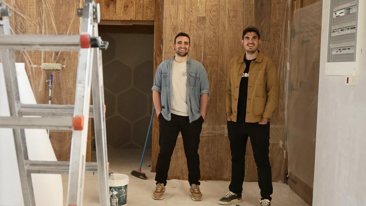 Gorka Rico y Javier Rivero, en el interior del nuevo local que albergará a Ama, en el barrio de Berazubi de Tolosa, unos días antes de su inauguración.