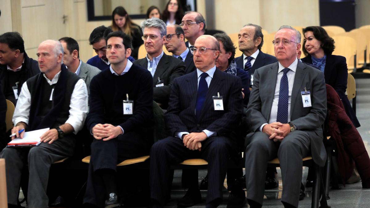 El antiguo presidente del grupo Pescanova Manuel Fernández de Sousa (d), junto a los máximos responsables de la empresa entre 2009 y 2013