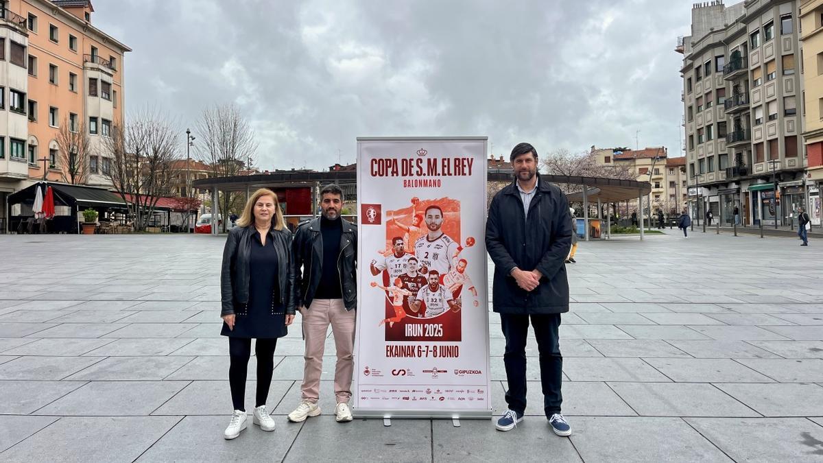 Arantxa Arzak, reresentante de la Federación Guipuzcoana de Balonmano, Borja Olazabal, delegado de Deportes del Ayuntamiento de Irun, y Gurutz Aguinagalde, presidente del CD Bidasoa