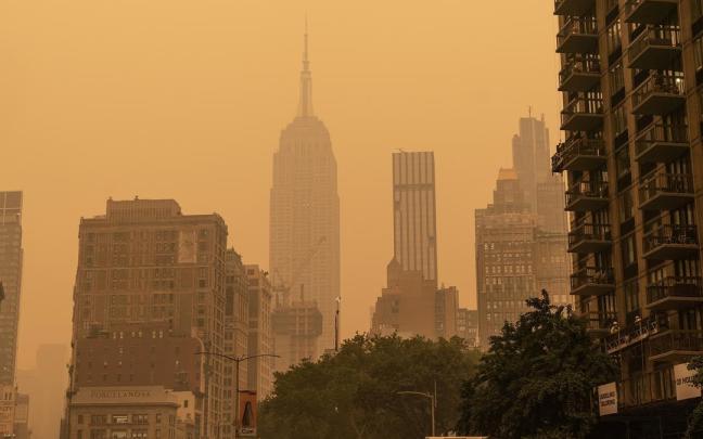 El cielo de Nueva York (EE. UU.) teñido de naranja debido al humo llegado de los incendios de Canadá.