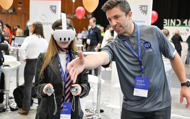 Una joven prueba unas gafas de realidad virtual, ayer en la apertura del Basque Open Industry inaugurado por el lehendakari Urkullu. Una joven prueba unas gafas de realidad virtual, ayer en la apertura del Basque Open Industry inaugurado por el lehendakari Urkullu.