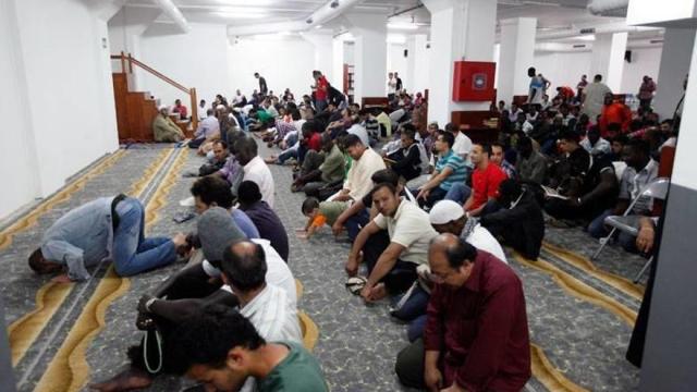 Musulmanes rezan en una mezquita.