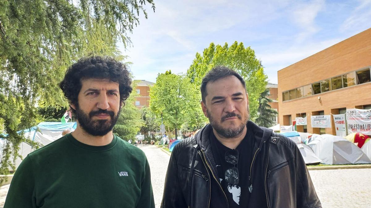 Los cantautores Marwan (i) e Ismael Serrano (d) en la explanada de la Universidad Complutense.