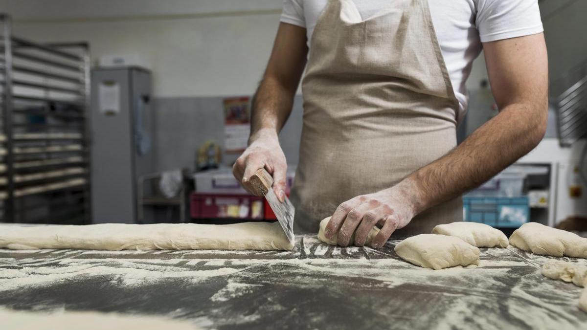 Un hombre trabajando en una panadería.