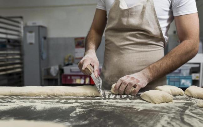 Un hombre trabajando en una panadería.