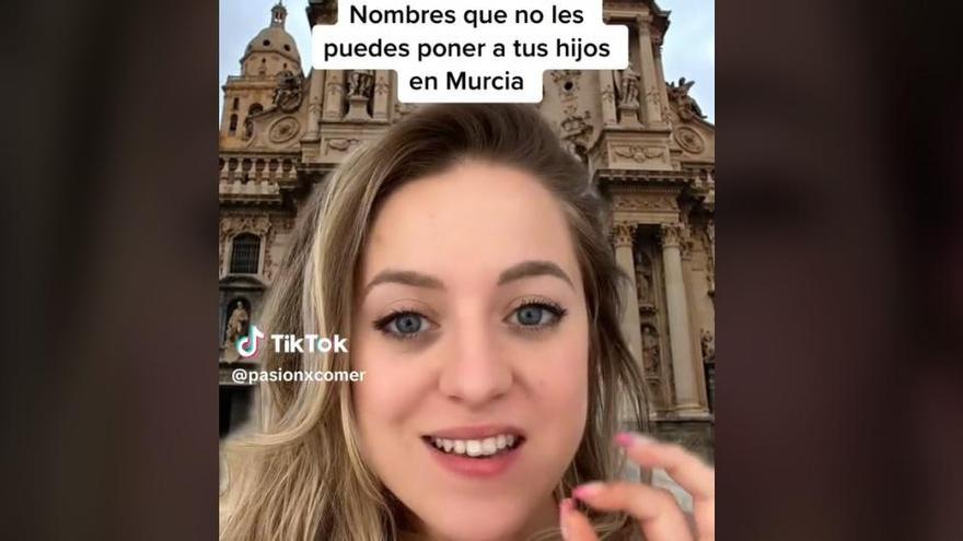 La 'tiktoker' Celia Sánchez, en su vídeo.