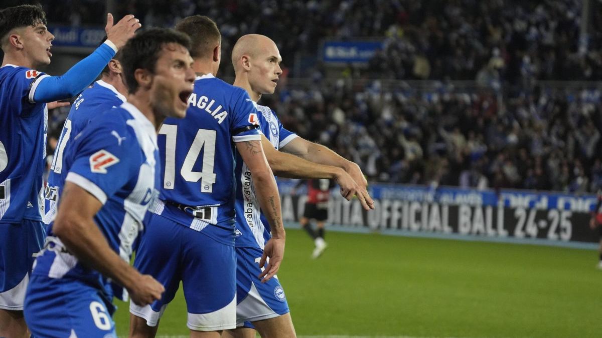 Los jugadores del Deportivo Alavés celebrando el tanto de Jon Guridi frente al RCD Mallorca en la primera vuelta. Foto: PAULINO ORIBE