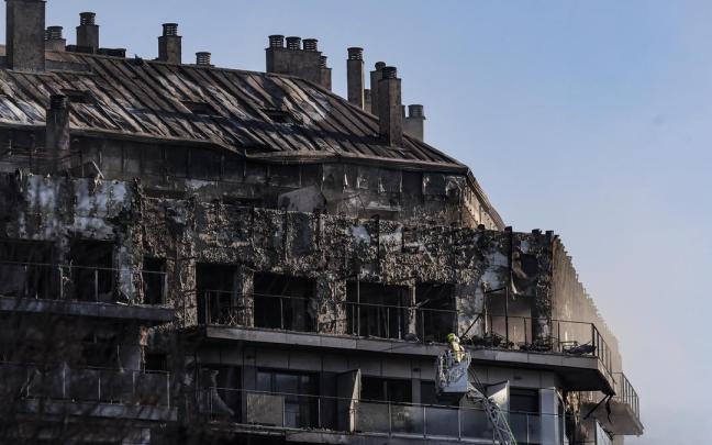 Estado en el que ha quedado el edificio incendiado de Valencia.