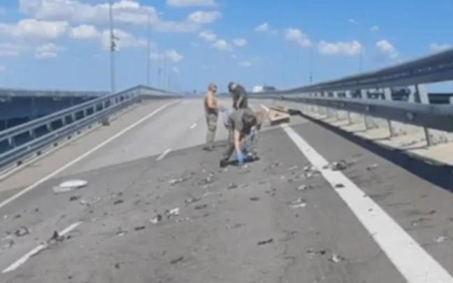 "La circulación de automóviles por el puente de Crimea ha sido suspendida provisionalmente", señala el canal oficial de Telegram que informa sobre la situación en el puente.