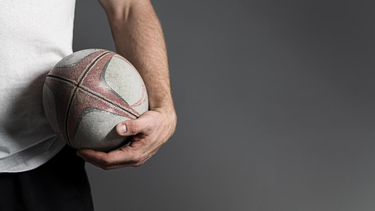 Un hombre con un balón de balonmano.