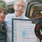 Rafa Gorrotxategi flanqueado por Julio Piñeiro -con sombrero- y Kepa Junkera en el interior del vehículo.