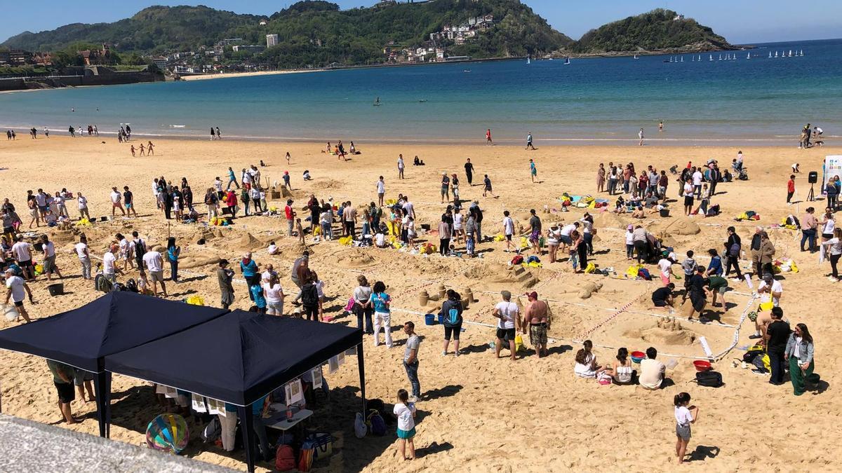 Atece haciendo castillos de arena en la playa