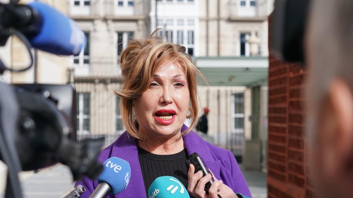 La activista y presidenta de la Federación Plataforma Trans, Mar Cambrollé, atiende a medios a su llegada al Parlamento Vasco este jueves.