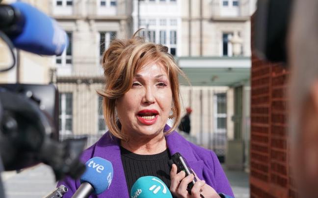 La activista y presidenta de la Federación Plataforma Trans, Mar Cambrollé, atiende a medios a su llegada al Parlamento Vasco este jueves. / EP La activista y presidenta de la Federación Plataforma Trans, Mar Cambrollé, atiende a medios a su llegada al Parlamento Vasco este jueves.