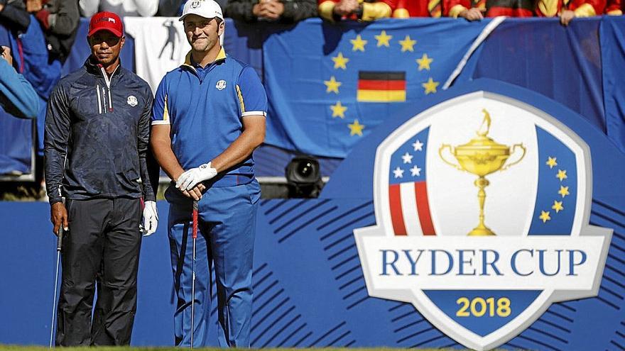 Tiger Woods y Jon Rahm, durante la Ryder Cup de 2018, en la que Europa se impuso a Estados Unidos.