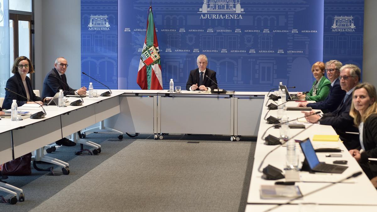 El lehendakari presidió la reunión con representantes de diversas instituciones.